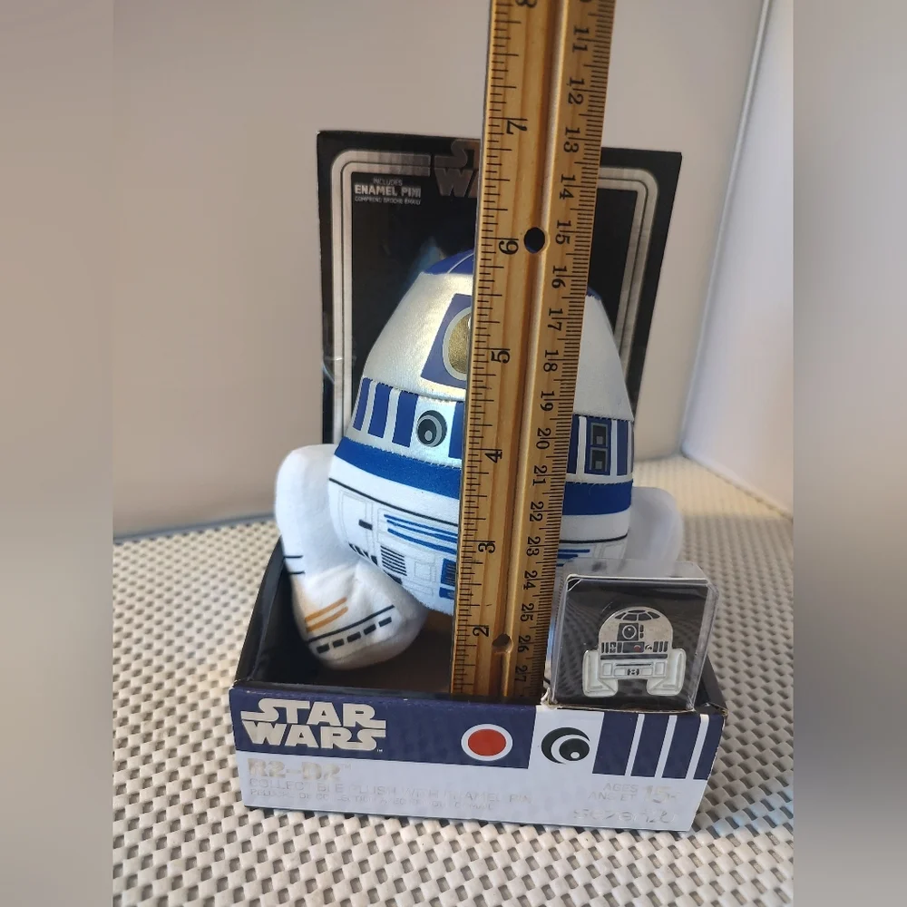 Star Wars Plush R2-D2 Collectible Plush with Enamel Pin NWT - Picture 2 of 6